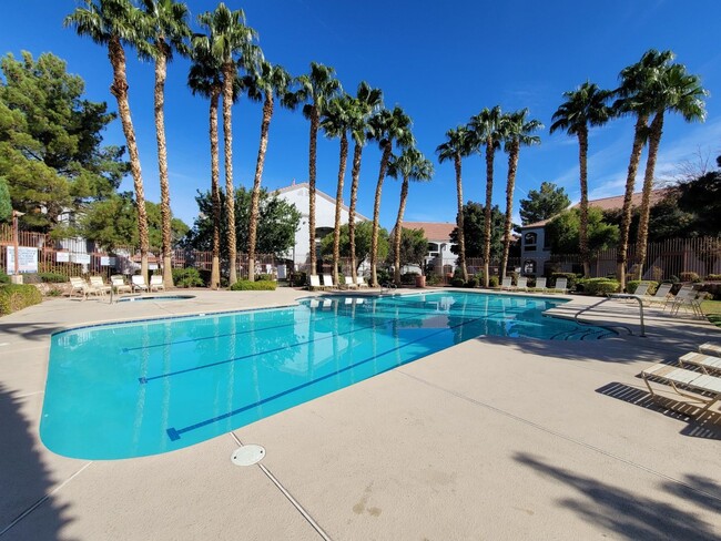 Building Photo - Gorgeous Henderson Condo with garage!