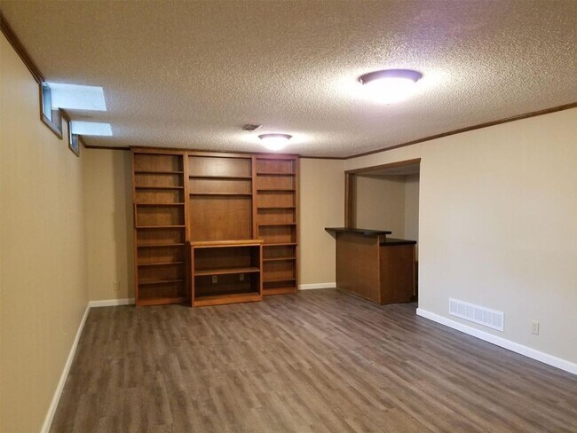 Building Photo - Massive 4 bed 2 bath home for rent