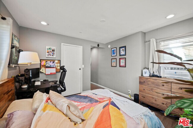 Building Photo - 2227 Alsace Ave