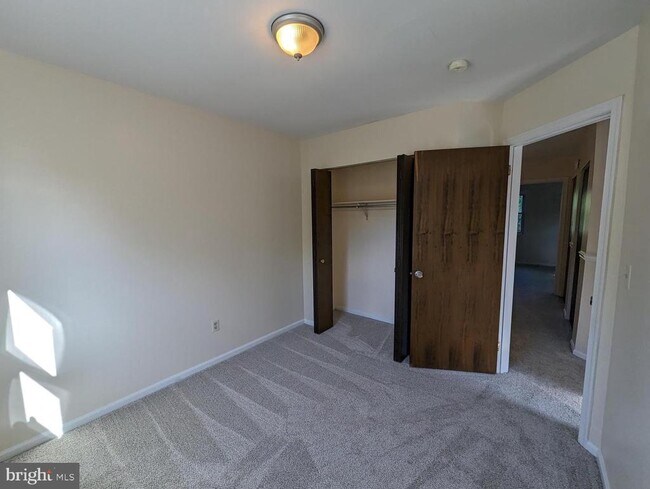 Building Photo - 830 Woodcrest Dr
