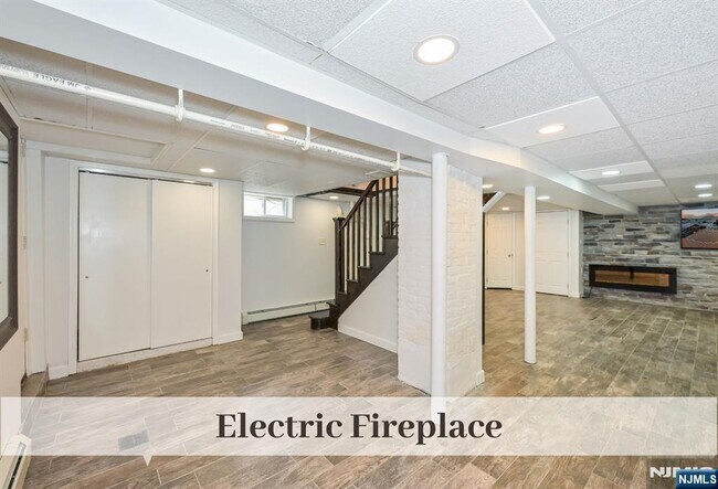 Building Photo - 385 Fern Ave