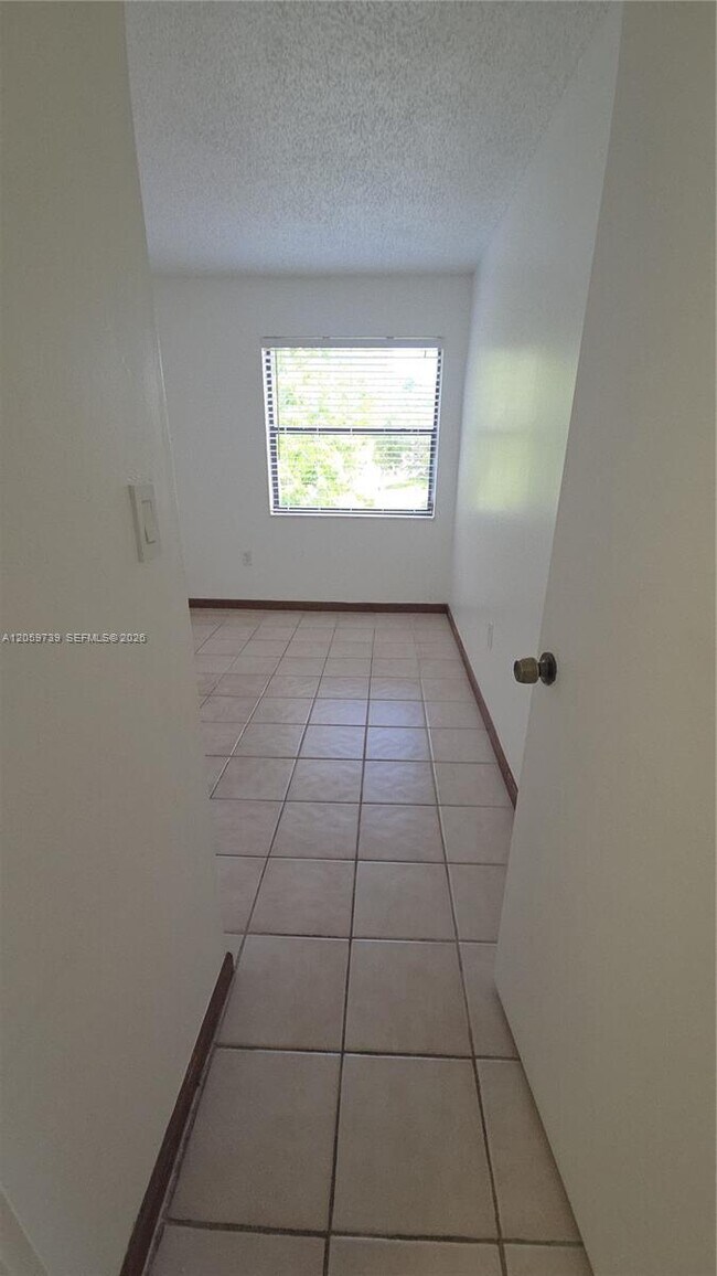 Building Photo - 9437 Fontainebleau Blvd