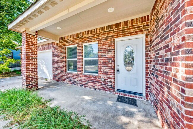 Building Photo - "Charming 3-Bed, 2-Bath Greenville Home with Elegant Granite Countertops!"