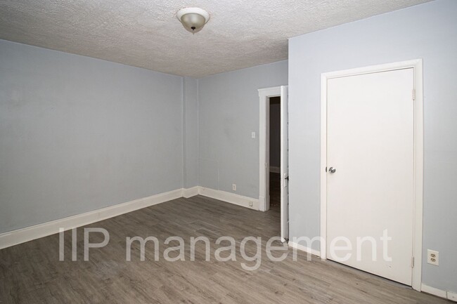 Building Photo - Cute and clean 1 bedroom unit in the heart...