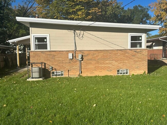 Building Photo - 14451 Sangamon St