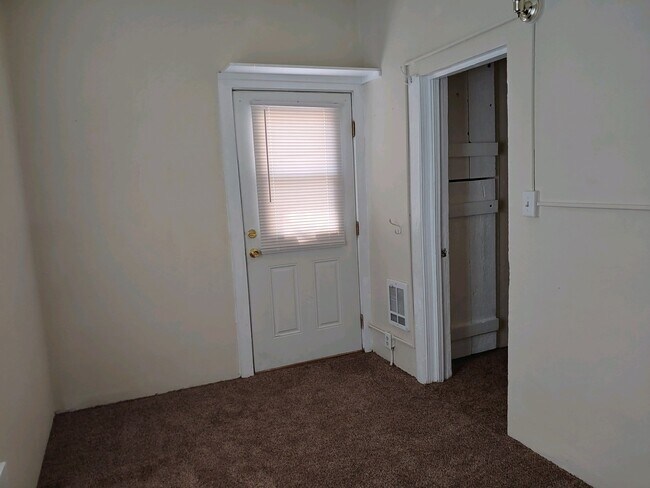 Building Photo - 206 Ketchum St E