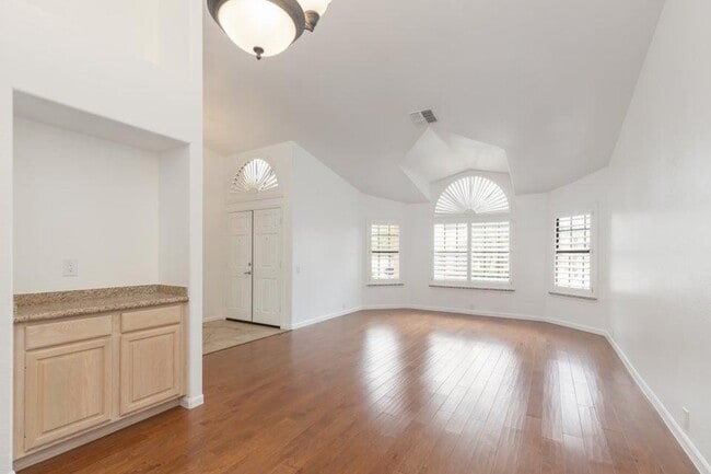Building Photo - 3350 S Oleander Dr