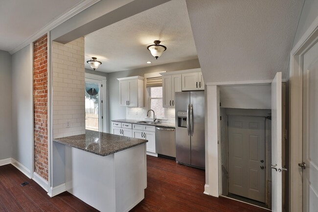 Building Photo - 693 Wilson Ave