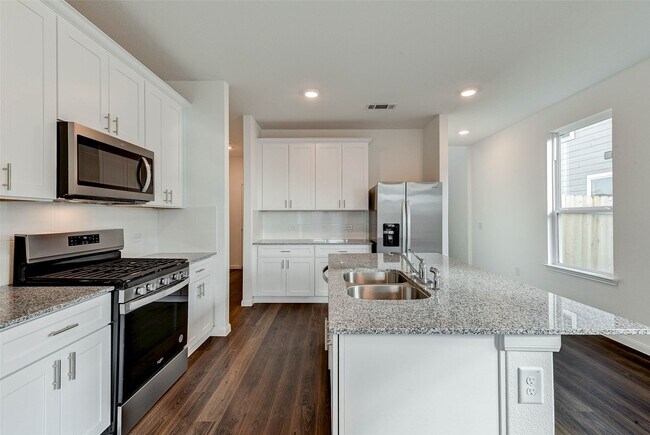 Building Photo - 25821 Hedgerow Dr