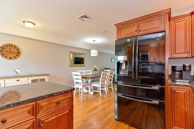 Building Photo - 28 Richardson St