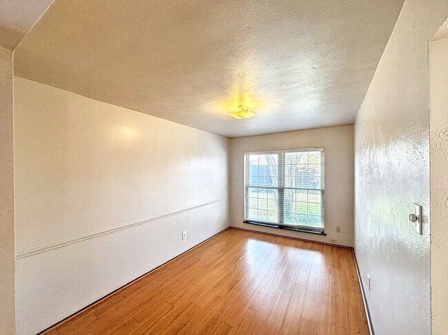 Building Photo - Effortless Living in a Beautifully Modernized Space!