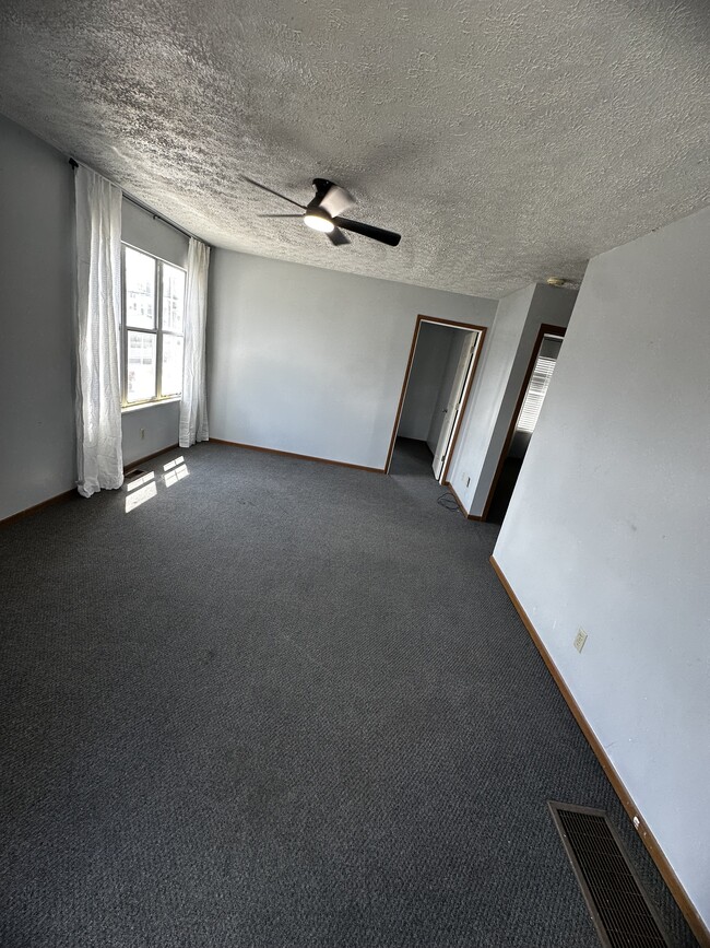 Building Photo - 415 S Ellison St