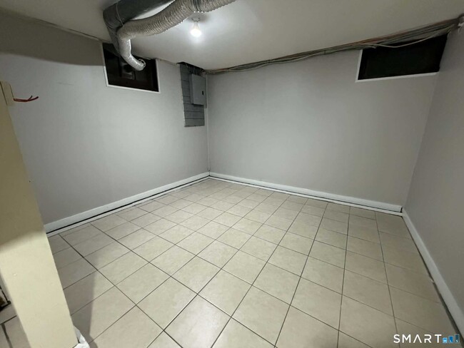 Building Photo - 27 New Hampshire Dr