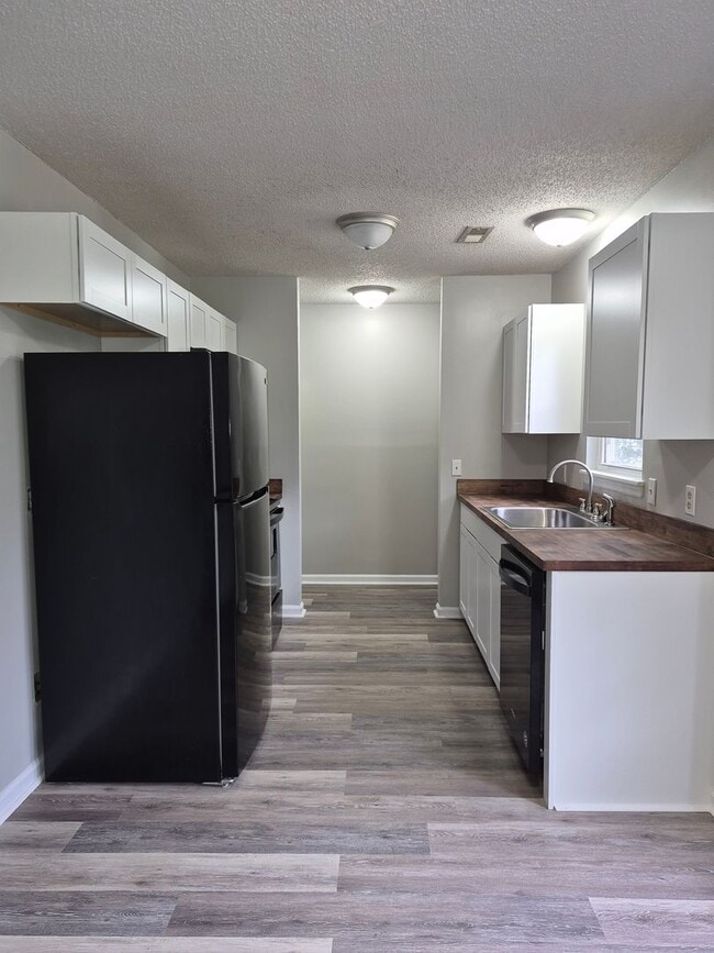 Building Photo - NEW LISTING!