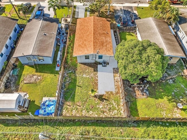 Building Photo - 525 NW 10th Ave