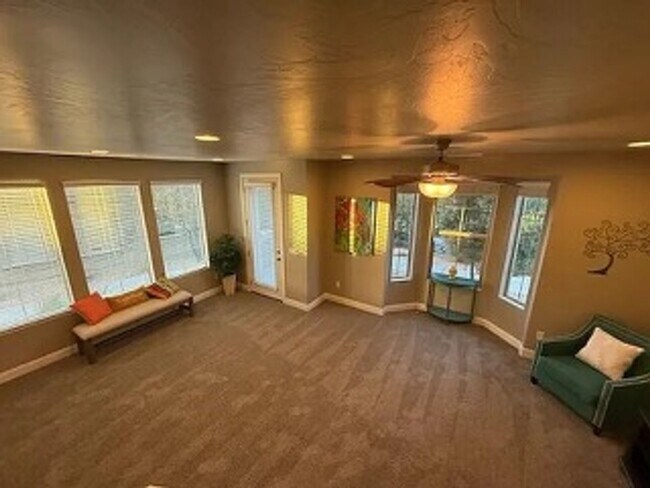 Building Photo - Bright & Spacious Desert Townhome