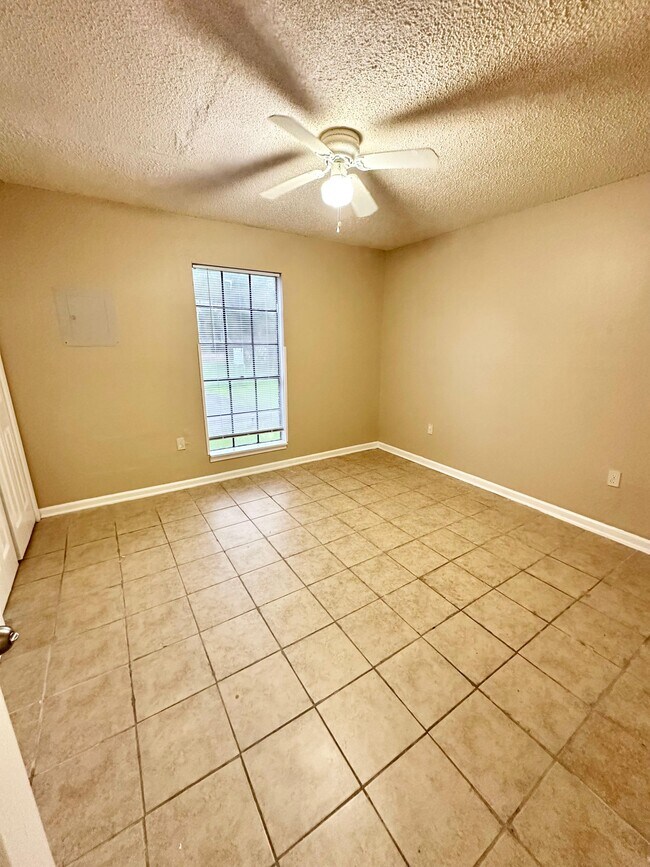 Building Photo - 3204 N Stevendale Rd
