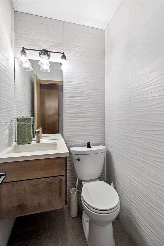 Building Photo - 419 Alamanda Dr