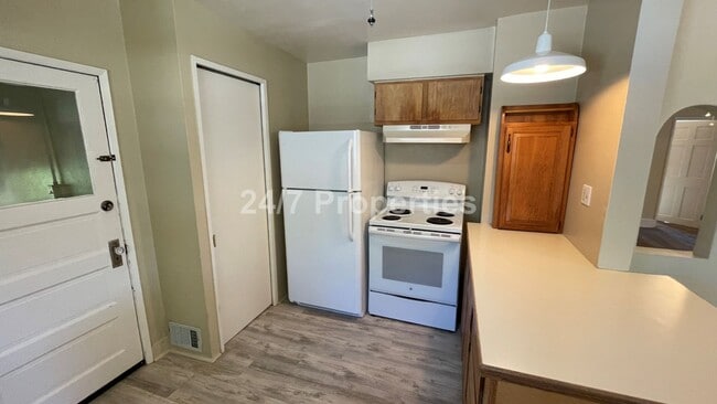 Building Photo - Nostalgic 2 BD | 2 BA House w/ Large Backy...