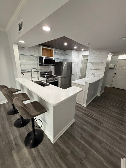 Building Photo - 405 W 7th St