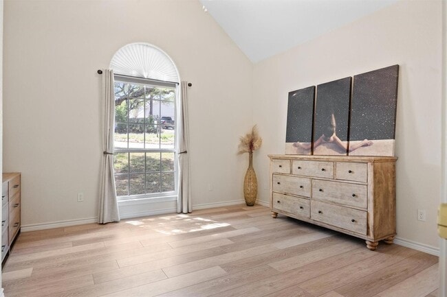 Building Photo - 104 Kings Way