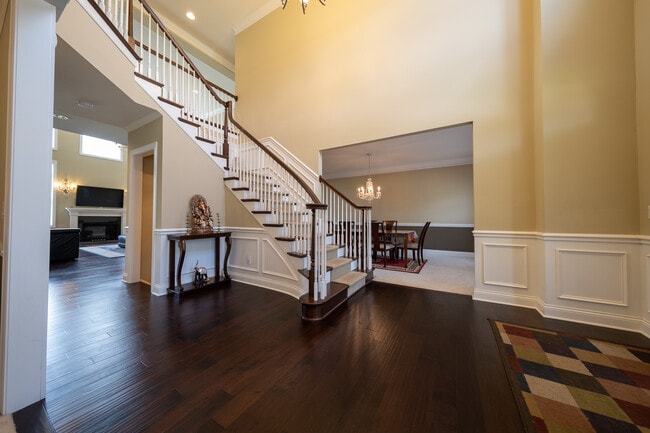 Building Photo - 727 Aster Rd