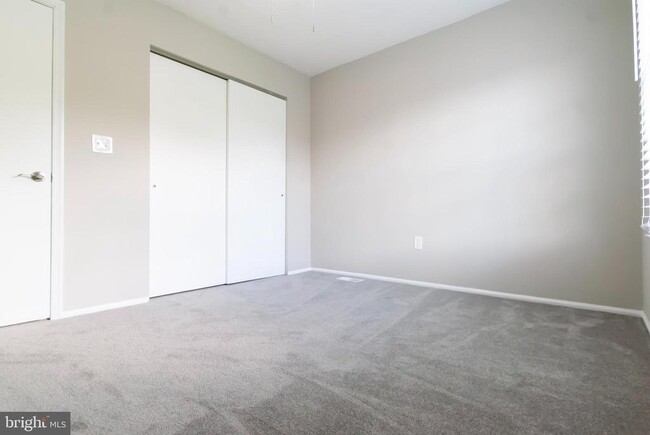 Building Photo - 2 Fairfax Ct