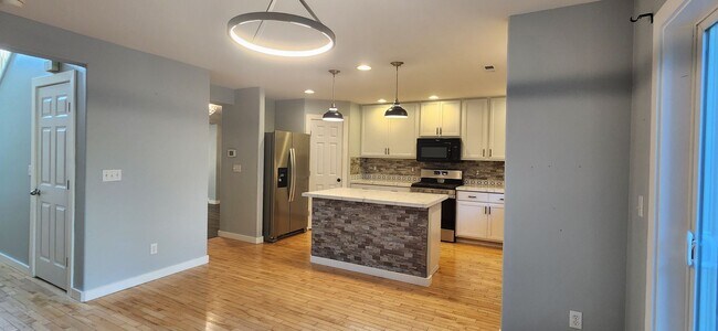 Building Photo - 5 bedroom 2.5 Bathroom single family home ...
