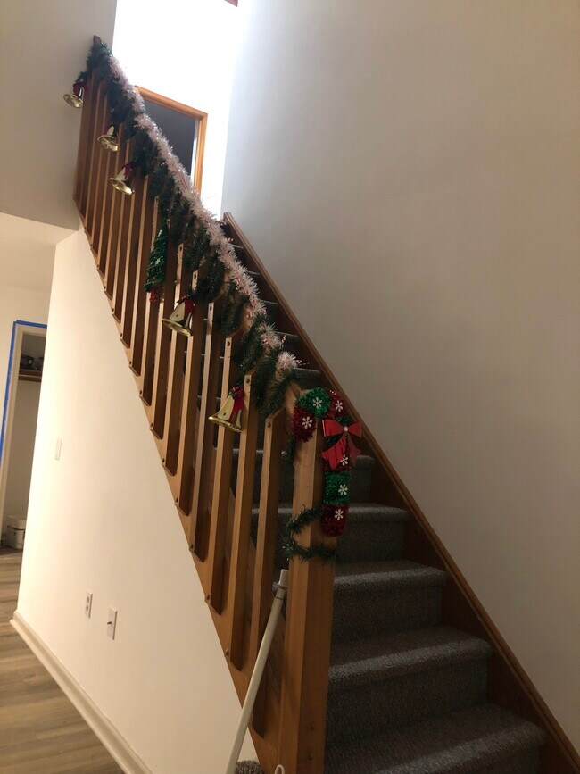 Entry up to 2nd floor - 2650 Tamlynn Ct