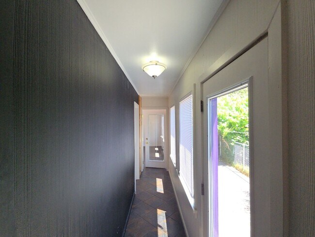 Building Photo - 4BD/2BA Eureka home close to schools, medical services