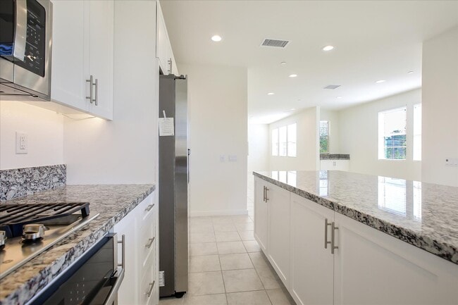 Building Photo - 28 Hideaway Loop