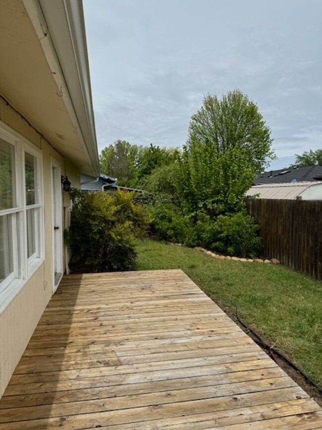 Building Photo - 3 BEDROOM HOUSE FENCED WITH GARAGE