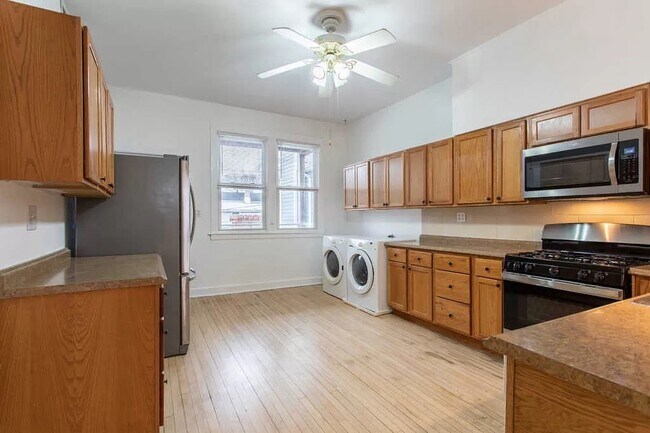 Building Photo - 3139 N Oakley Ave