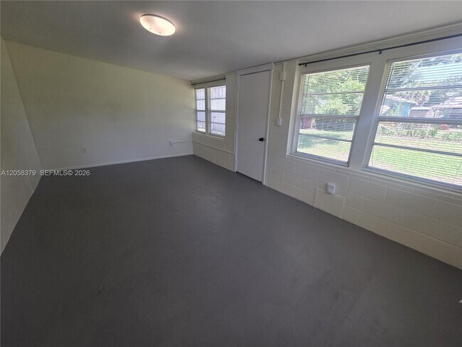 Building Photo - 338 Hosbine St
