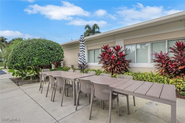 Building Photo - 642 12th Ave S