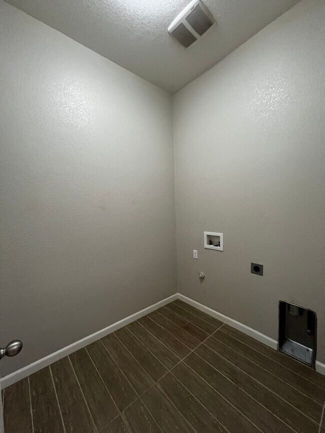 Building Photo - Beautiful 3 Bed, 2 Bath home in highly des...