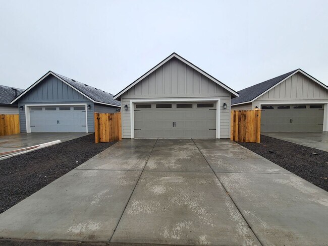 Building Photo - Single Level 3 Bed/2 Bath in NW Redmond - Upas Avenue