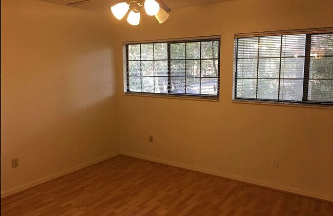 Building Photo - 3/3 In Rockwood Villas