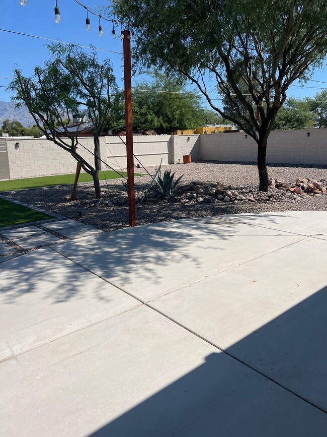 Building Photo - 4831 E Hampton St