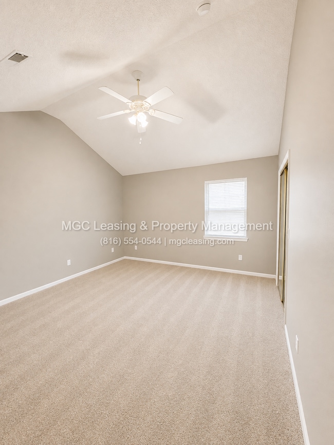 Building Photo - 4604 NE Whispering Winds Dr
