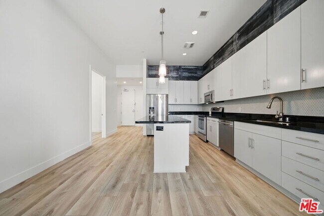 Building Photo - 3223 W 6th St