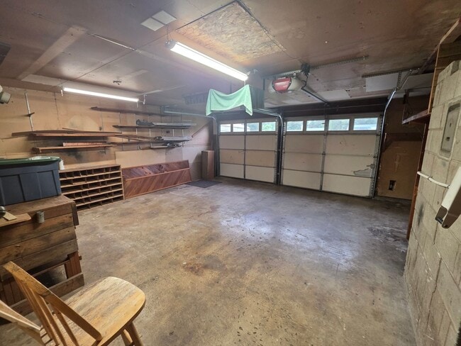 Building Photo - NE Tacoma "Retro" Rambler home - 3 bedroom plus den with 1 bathroom, 2 car garage, AC units - Ava...