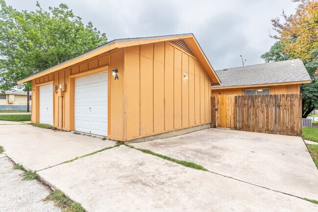 Building Photo - 323 W William Cannon Dr