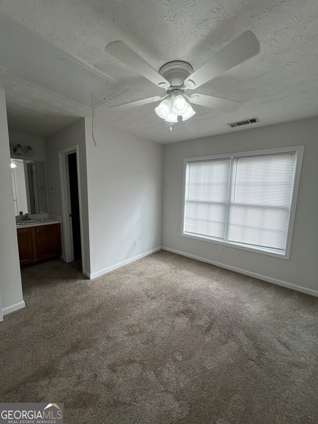 Building Photo - 390 Hawthorne Ext