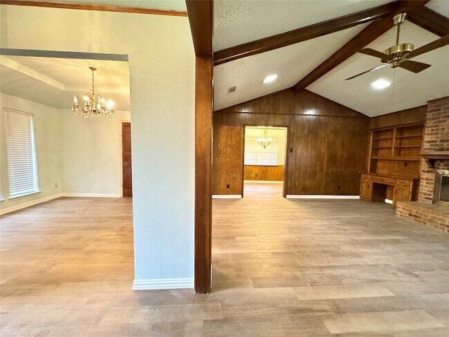 Building Photo - 1925 Glen Hill Dr