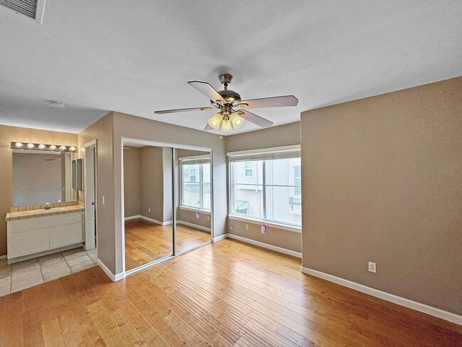 Building Photo - Charming 2BD/2.5BA Townhouse in Bankers Hi...