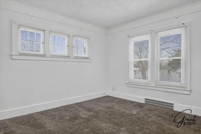Building Photo - 13932 Roselawn St