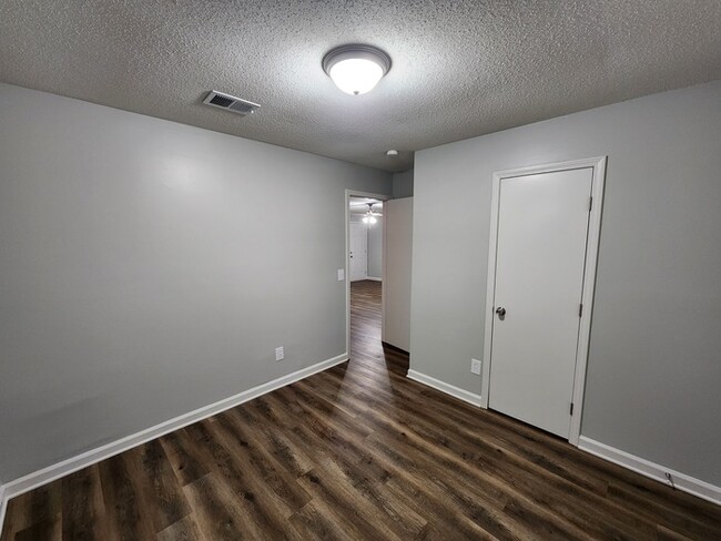 Building Photo - 723 W Creek Cir