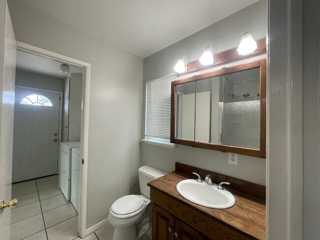 Building Photo - BEAUTIFULLY UPDATED 3 BEDROOM 2 BATH HOME ...