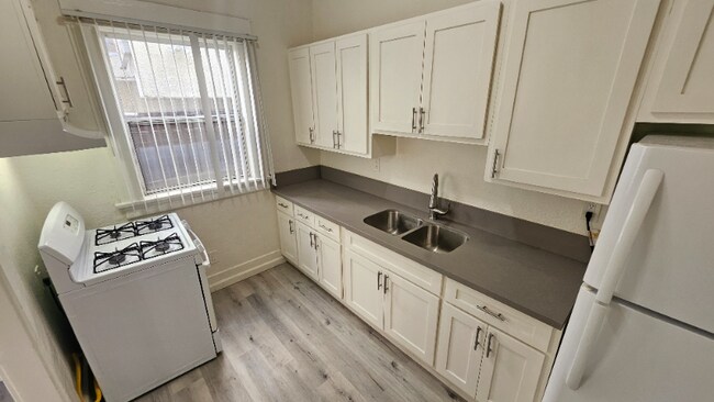 Building Photo - 743 S Burlington Ave